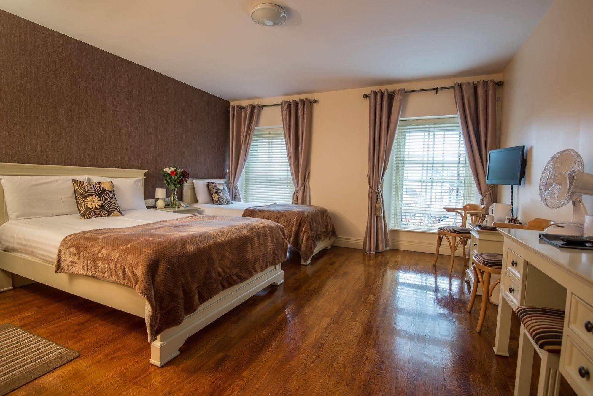 Muskerry Arms Bar And B&B Бларні Екстер'єр фото
